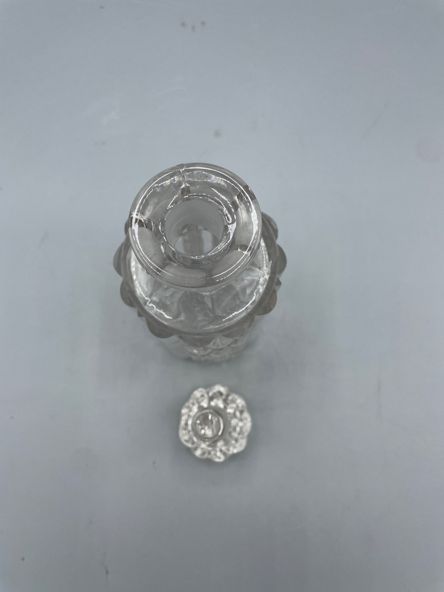 Clear Glass Decanter With Stopper Featuring Geometric Pattern Design - 3