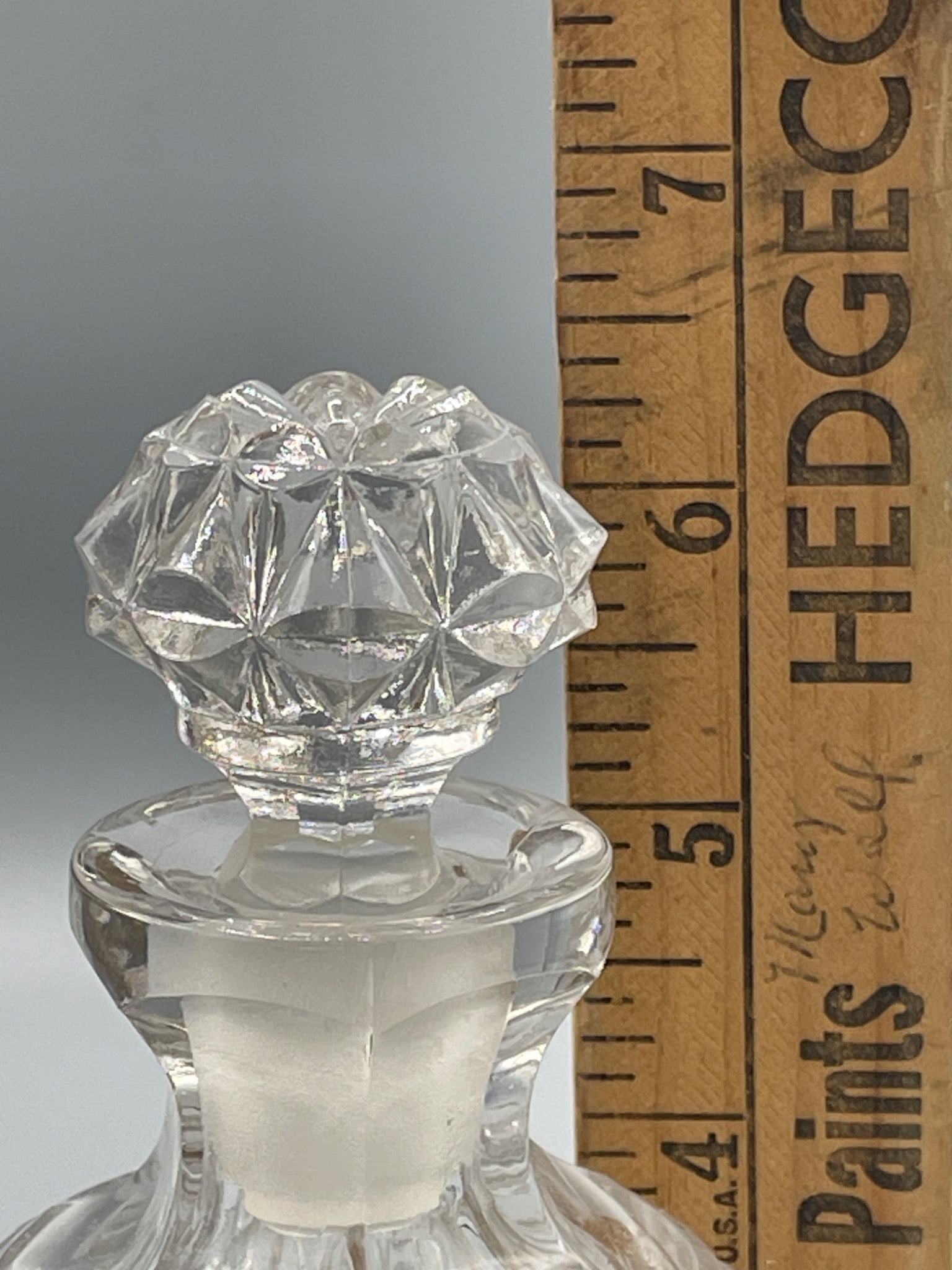 Clear Glass Decanter With Stopper Featuring Geometric Pattern Design - 5