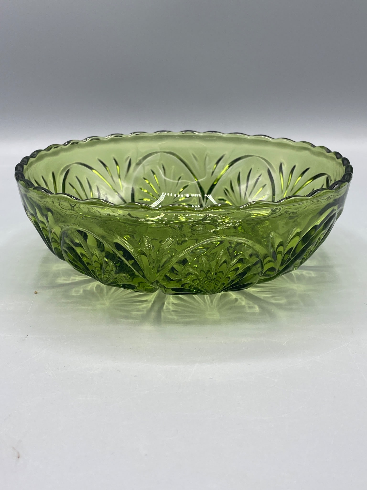 Green Pressed Glass Bowl With Starburst Pattern, 8 Inches Diameter - 2