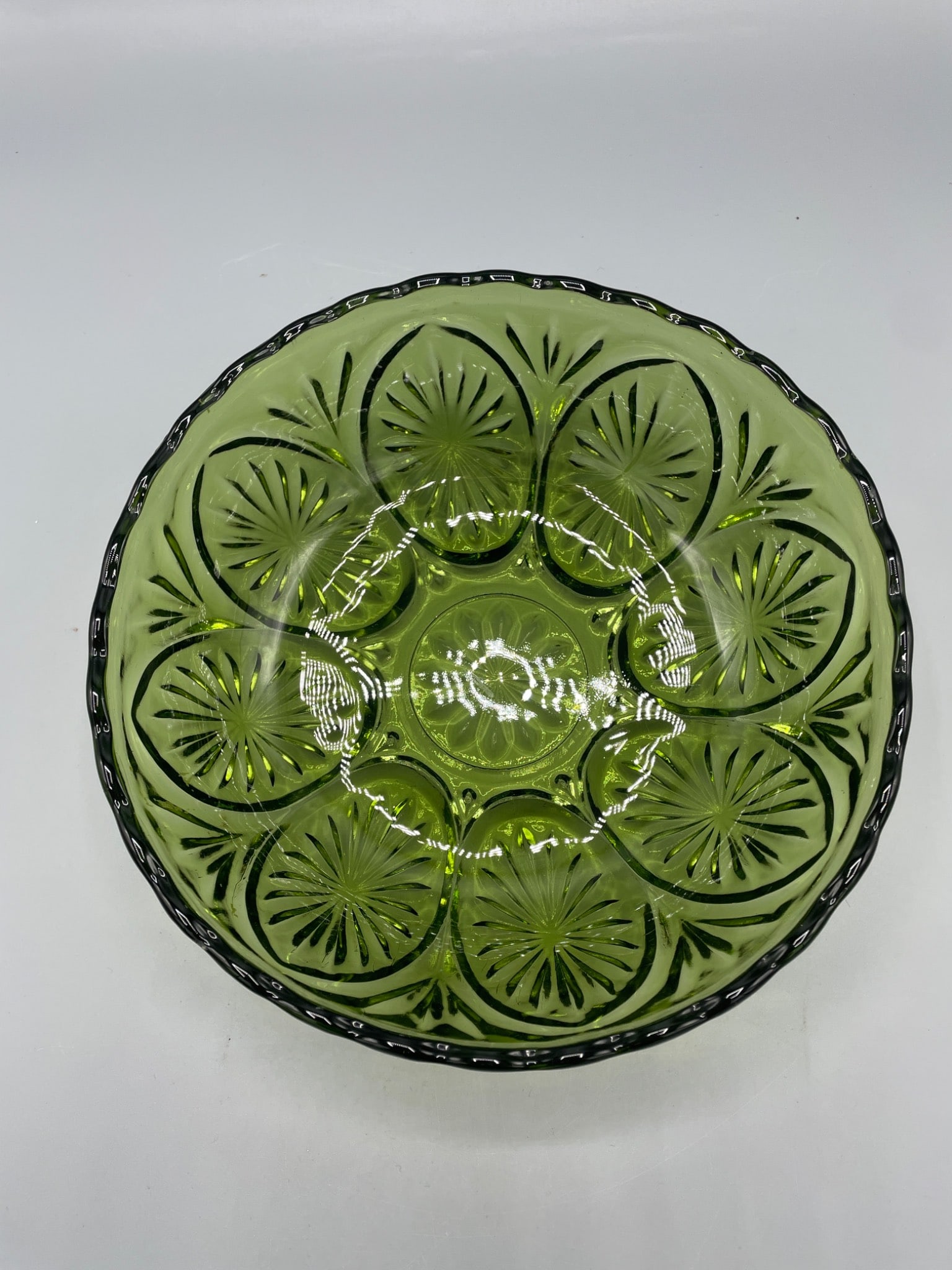 Green Pressed Glass Bowl With Starburst Pattern, 8 Inches Diameter - 3