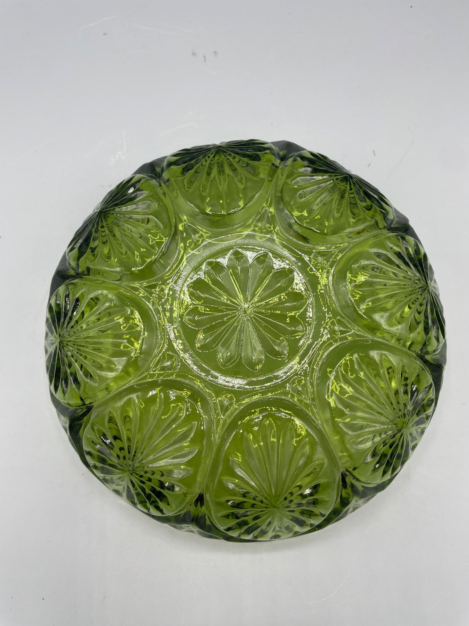Green Pressed Glass Bowl With Starburst Pattern, 8 Inches Diameter - 4