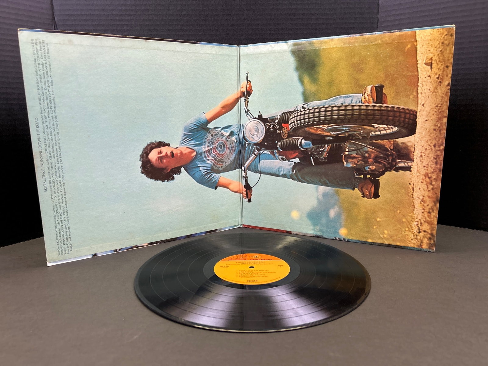 Arlo Guthrie 'Running Down the Road' Vinyl Record Album with Gatefold Cover - 2