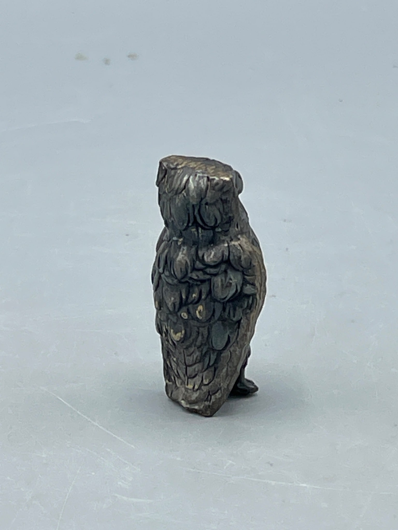 Small Owl-Shaped Metal Figurine Featuring Textured Details - 2