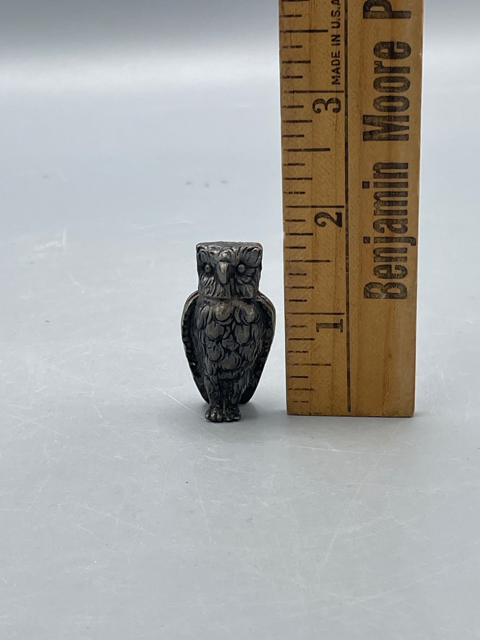Small Owl-Shaped Metal Figurine Featuring Textured Details - 4