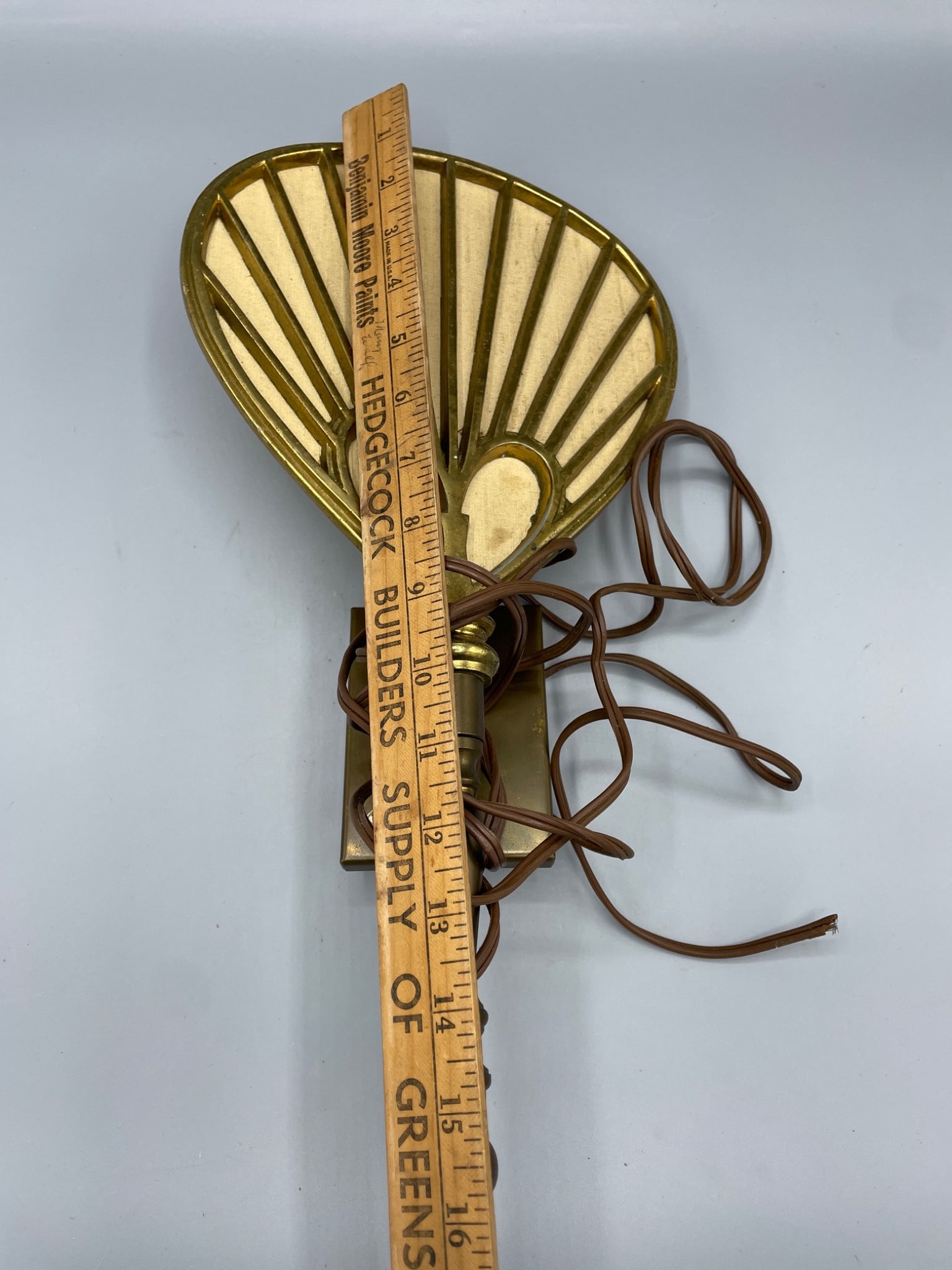 Mid century Wall Mount Light Fixture with Brass Detailing and Fan-Shaped Backplate - 4
