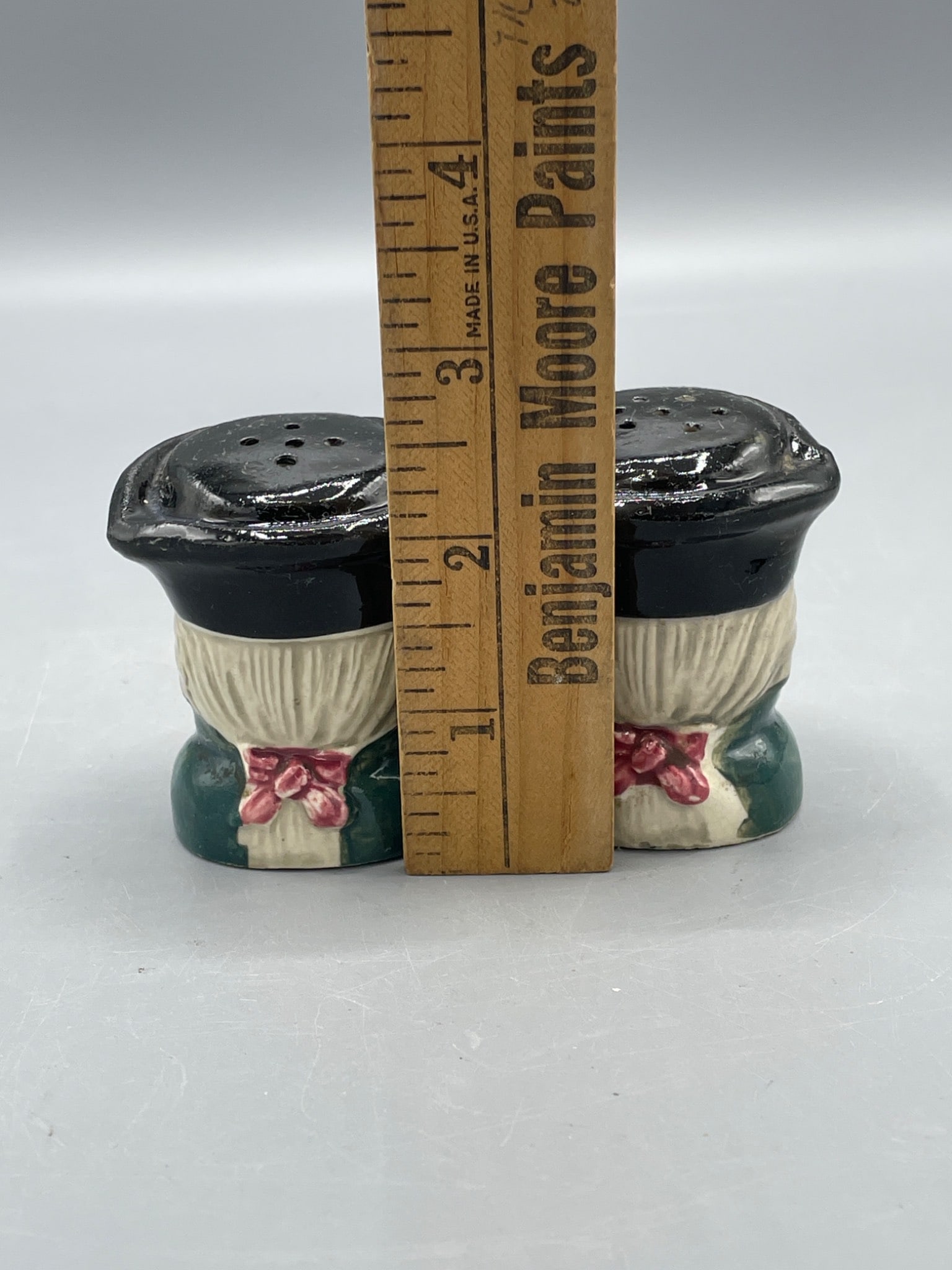 Porcelain Salt and Pepper Shakers in Decorative Outfit Design - 5