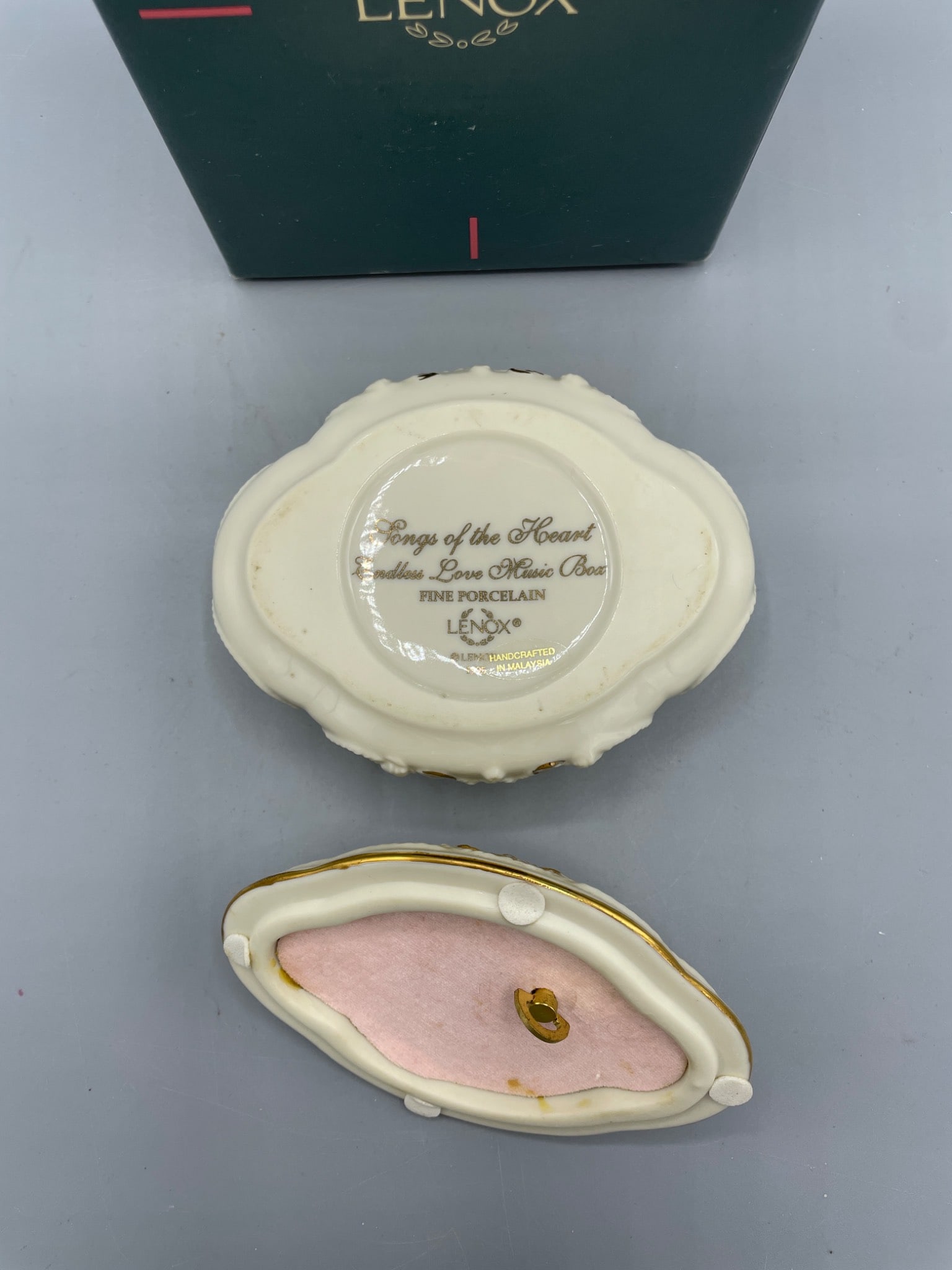 Lenox Songs of the Heart Endless Love Music Box, 1995 - 4