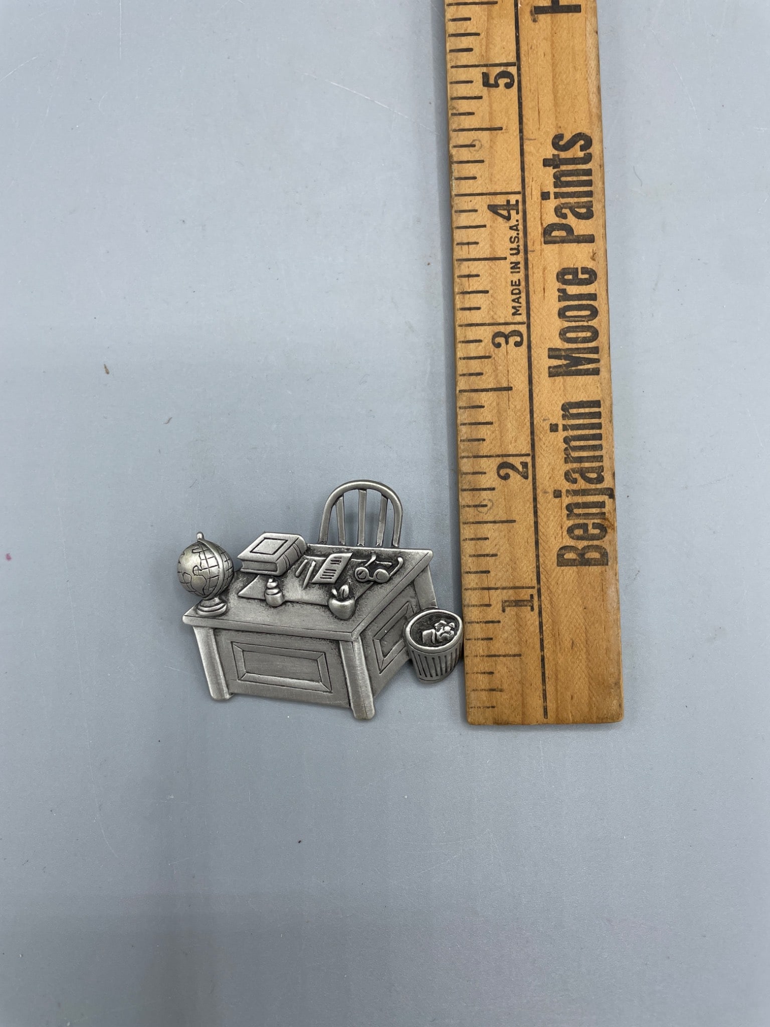 Silver Desk-Shaped Pin or Brooch Featuring Office Desk Details - 4
