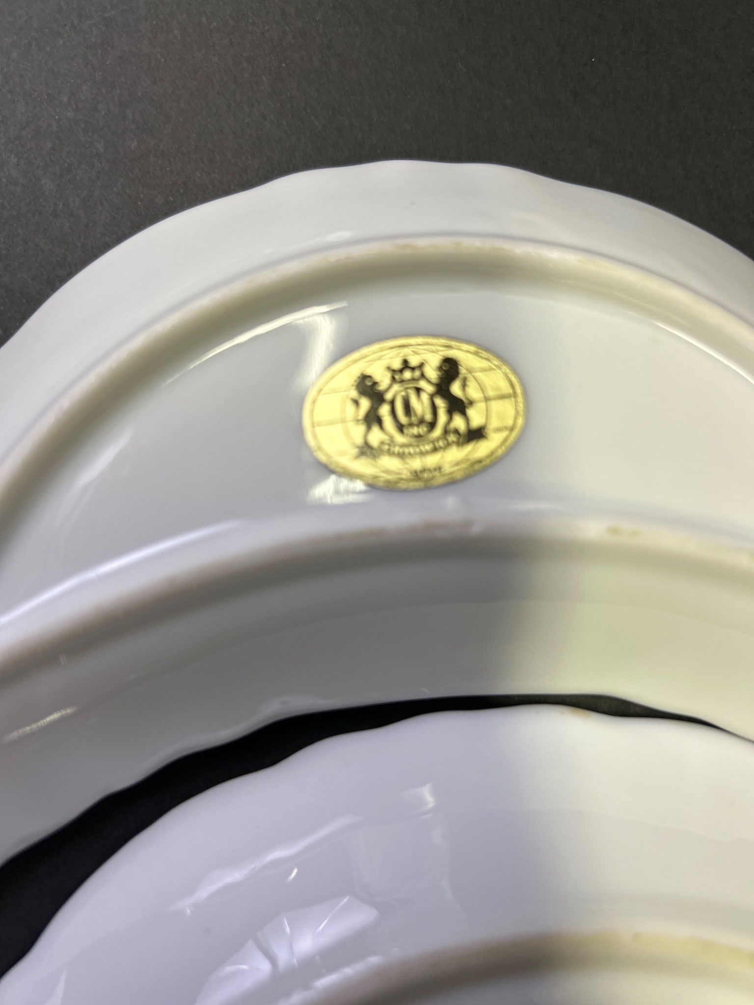 4 Crescent-Shaped Porcelain Dishes with Gold Trim and Floral Motifs - 3