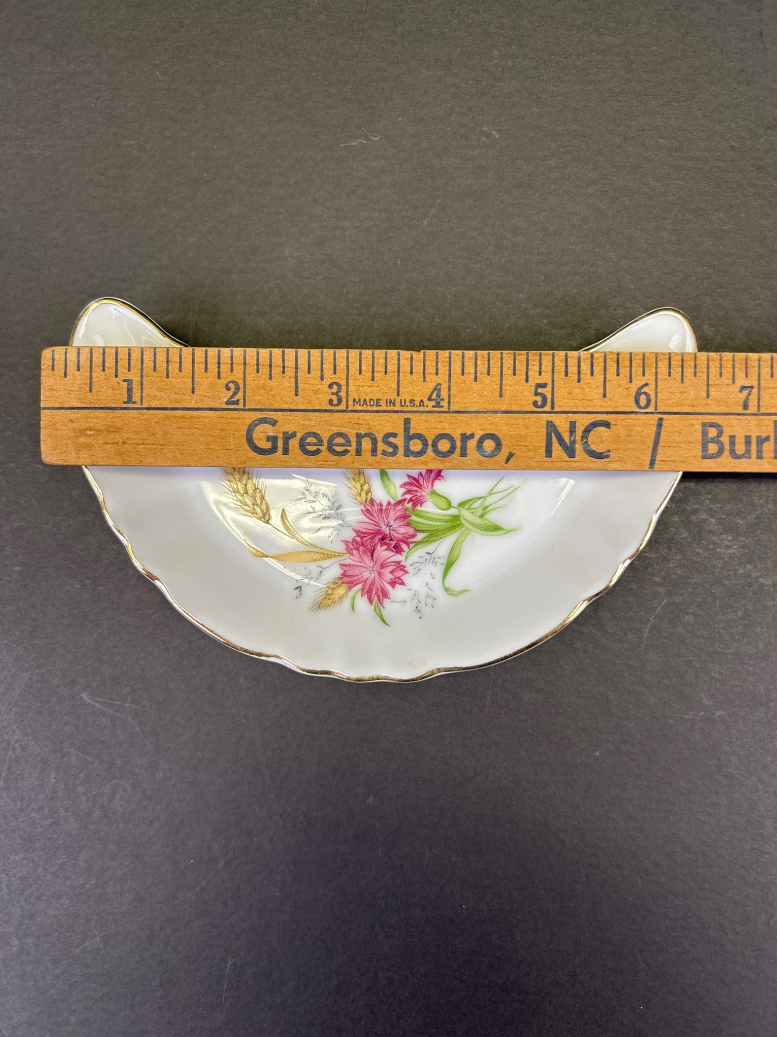 4 Crescent-Shaped Porcelain Dishes with Gold Trim and Floral Motifs - 4