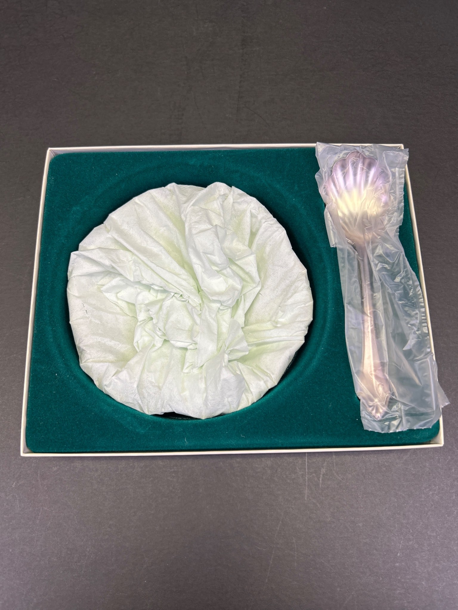 Oneida Silverplate Serving Bowl with Shell Spoon in Original Box - 3