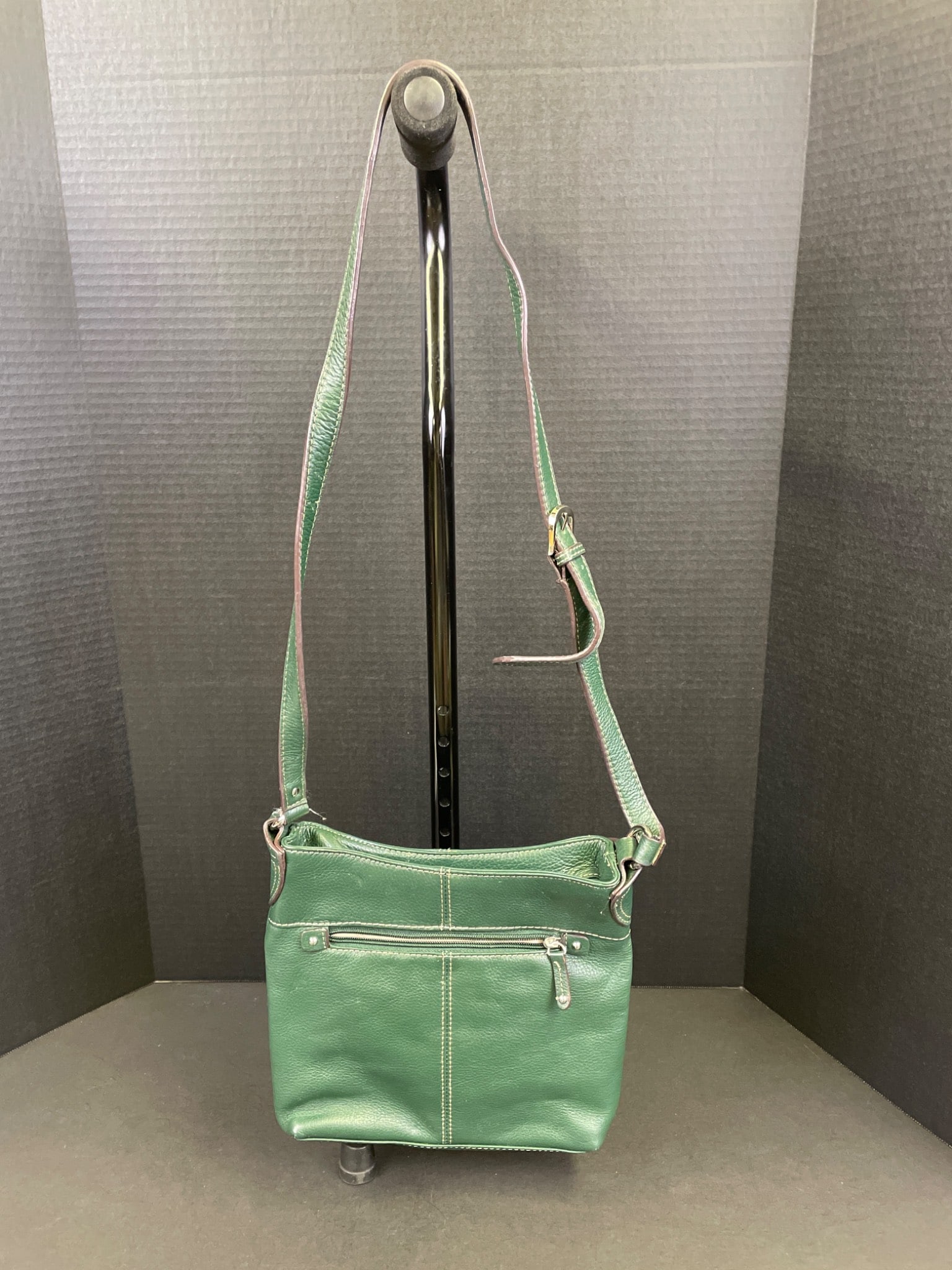 Preowned Green Leather Purse with Adjustable Strap and Multiple Compartments - 2