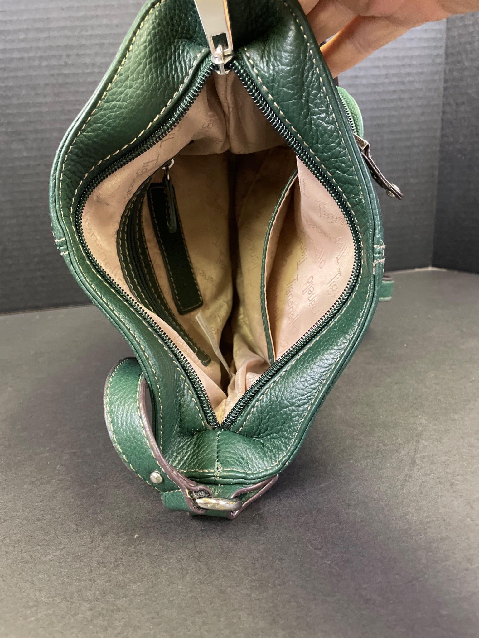 Preowned Green Leather Purse with Adjustable Strap and Multiple Compartments - 3