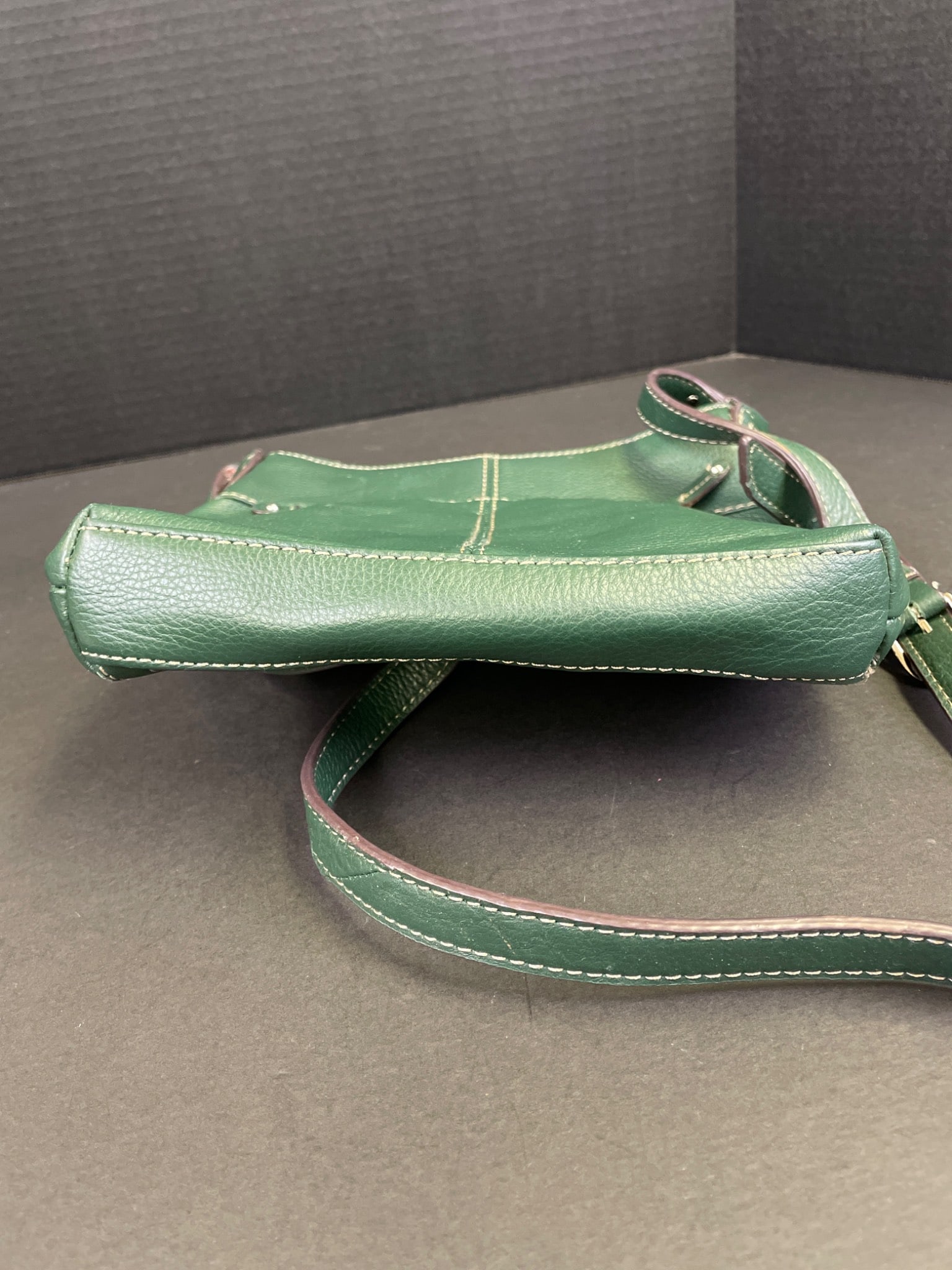 Preowned Green Leather Purse with Adjustable Strap and Multiple Compartments - 4