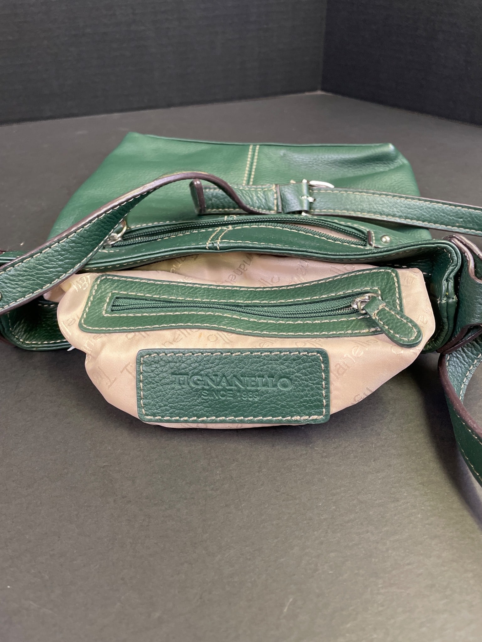 Preowned Green Leather Purse with Adjustable Strap and Multiple Compartments - 5