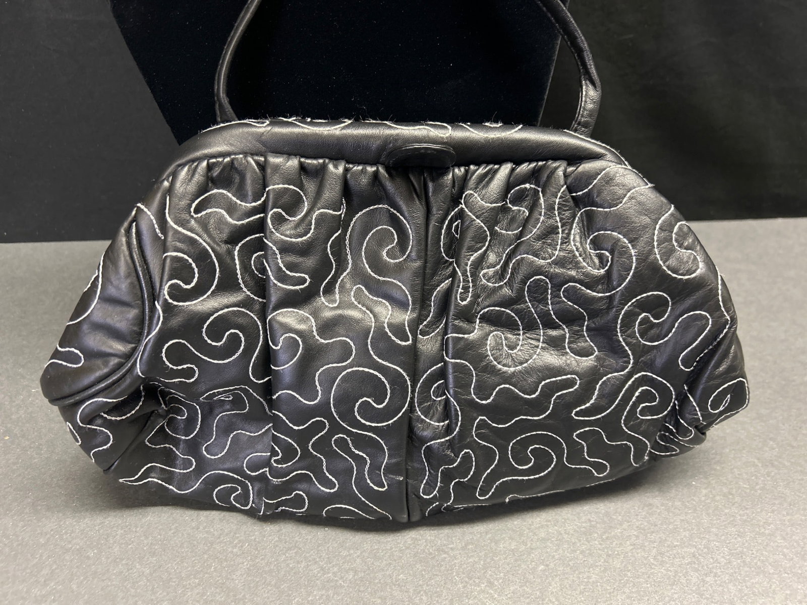 Black Leather Purse With Embroidered White Swirl Design - 2