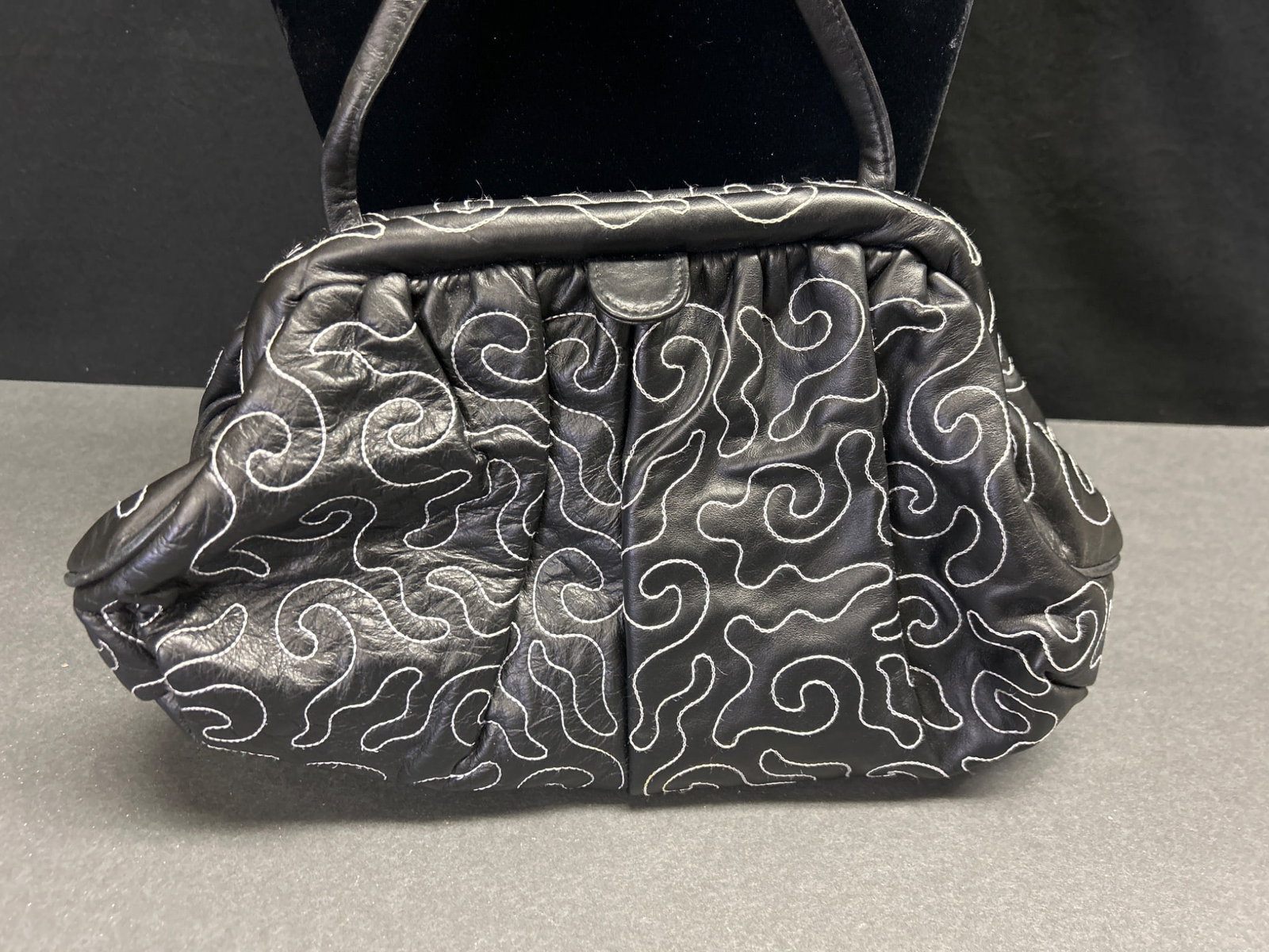 Black Leather Purse With Embroidered White Swirl Design - 3