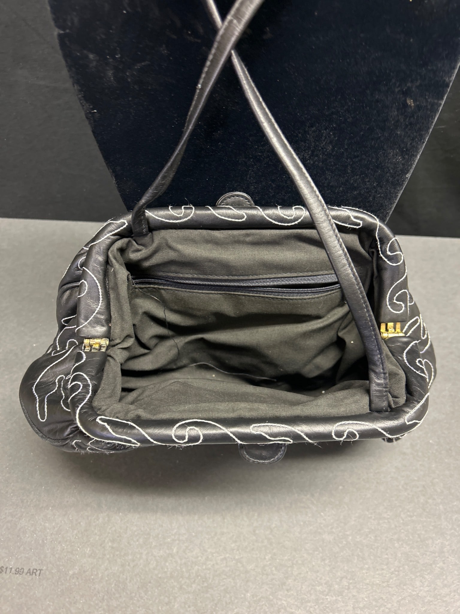 Black Leather Purse With Embroidered White Swirl Design - 4