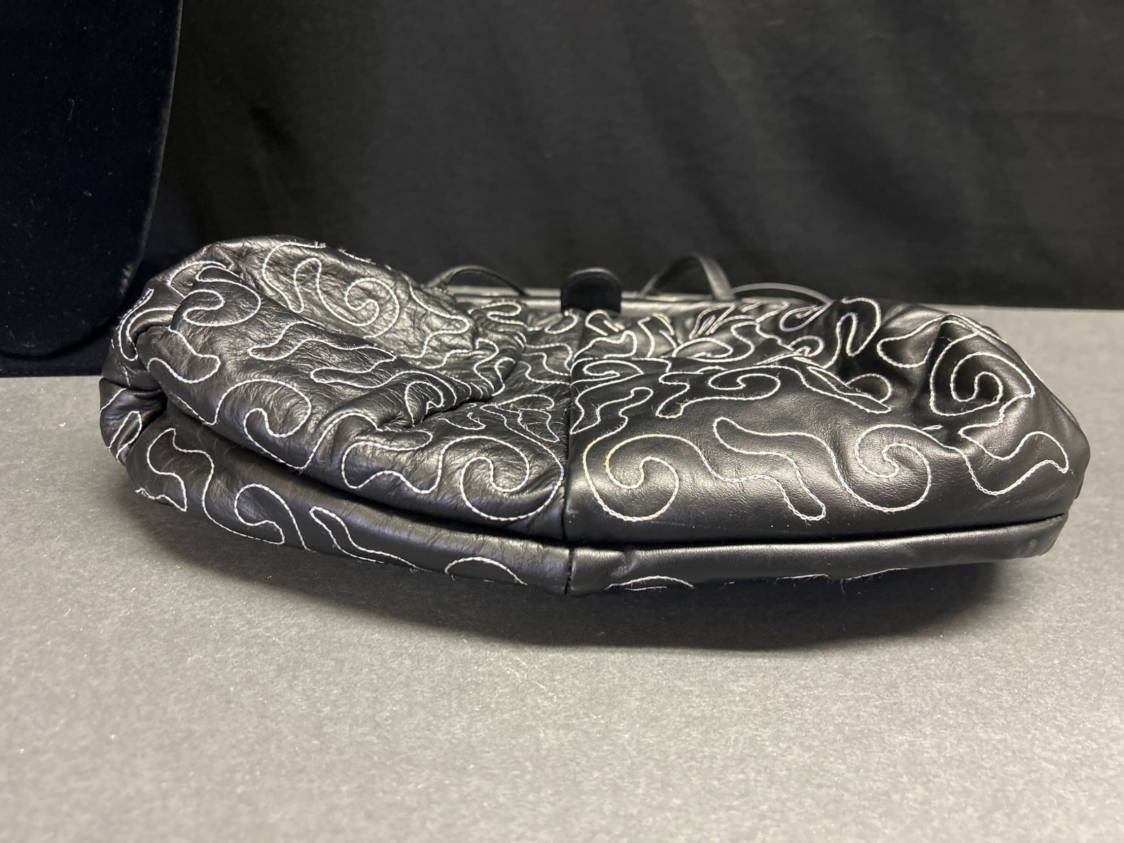 Black Leather Purse With Embroidered White Swirl Design - 5