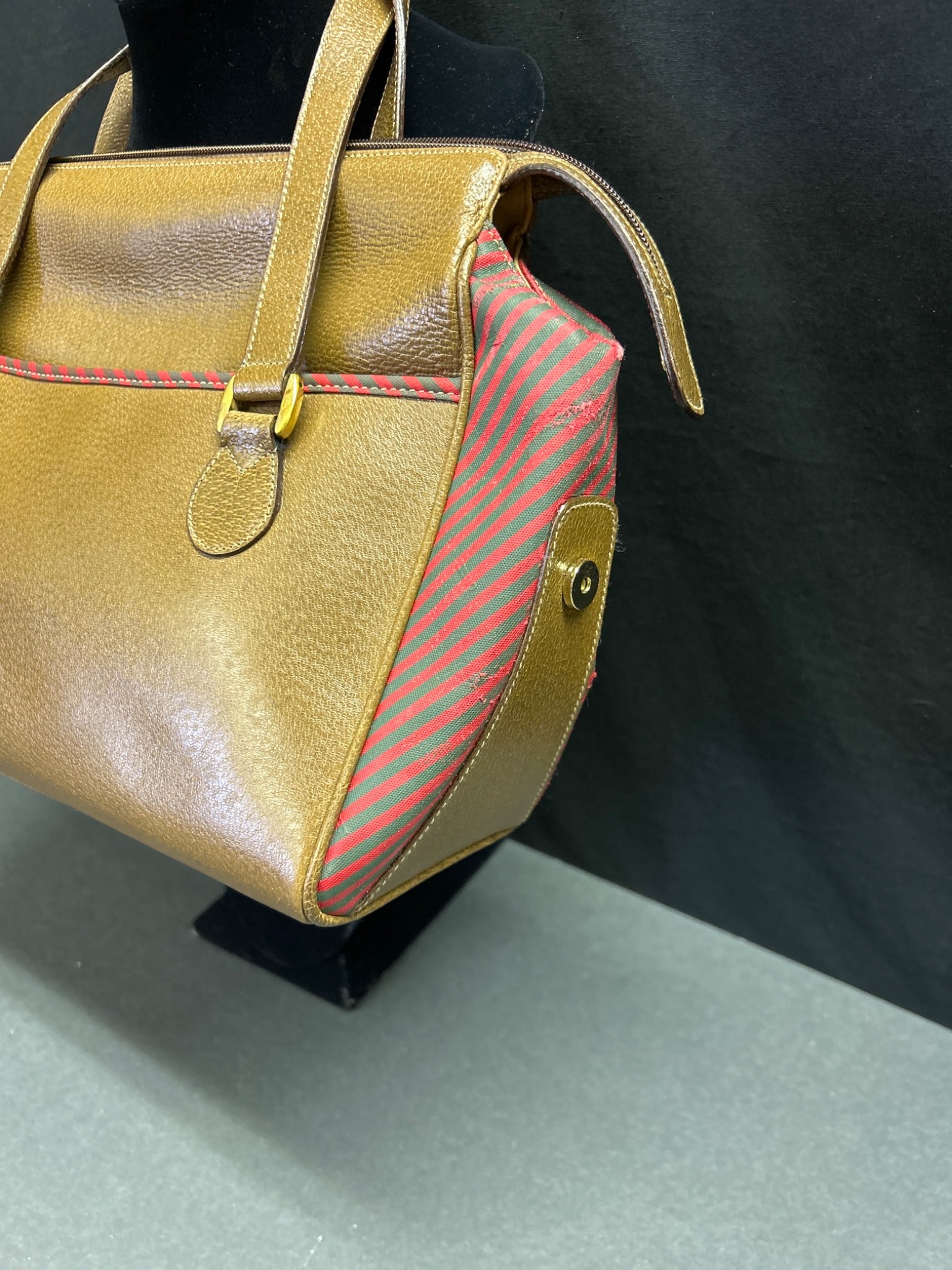 Gucci Accessory Collection Metallic Gold and Red Tote Bag - 3