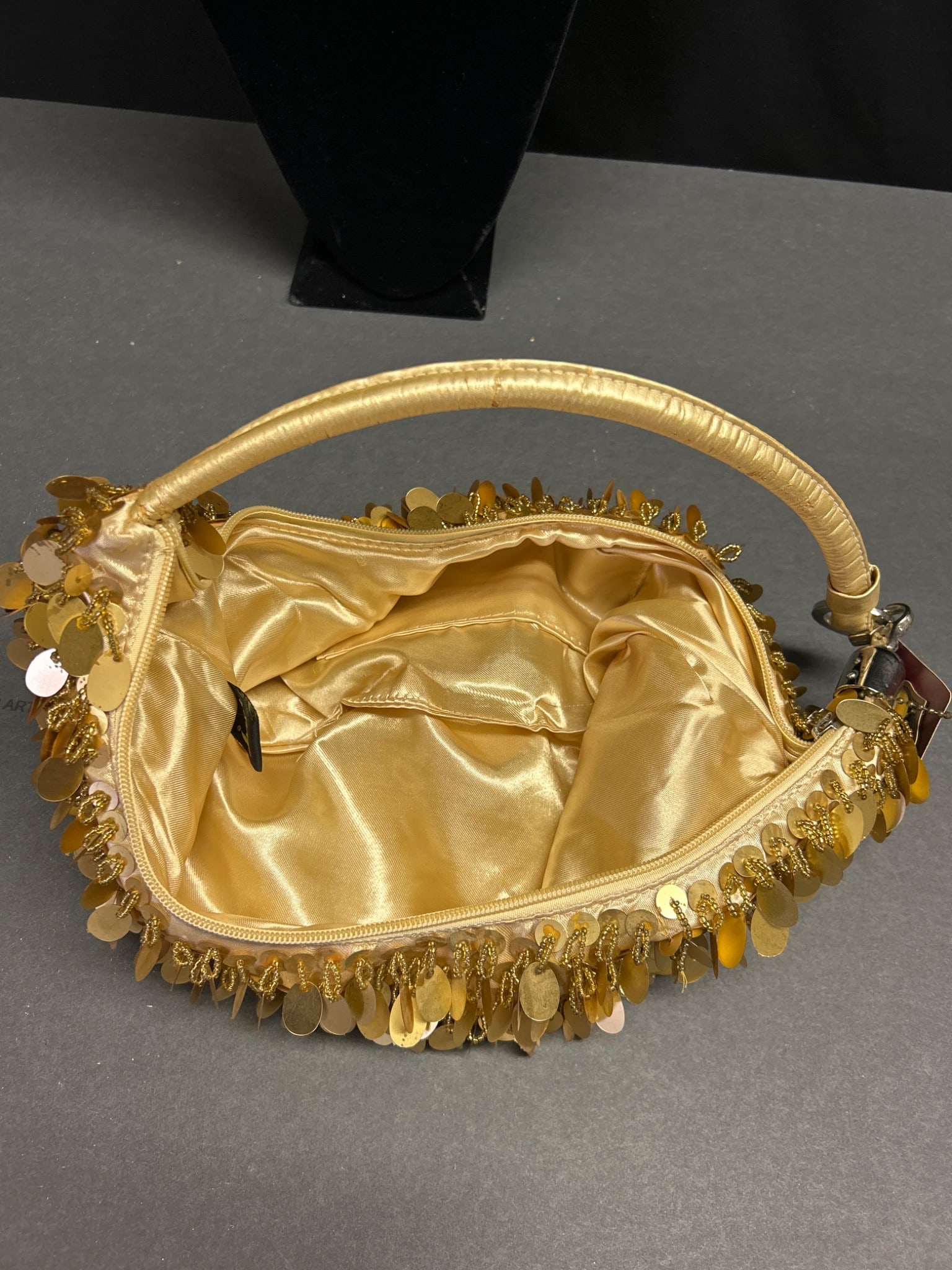 Ins Classical Style Handbag With Gold Sequins and Satin Lining - 4