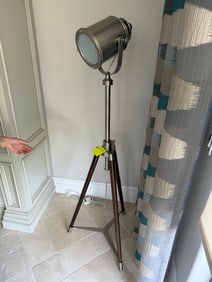 Tripod floor lamp