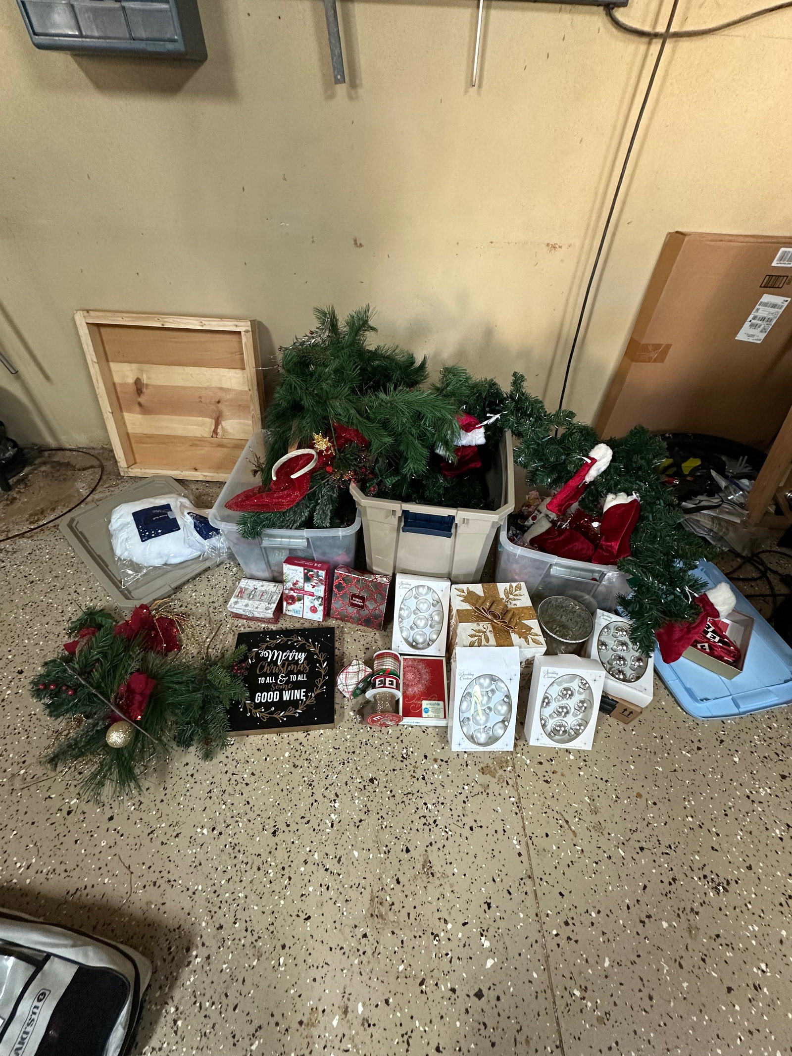 Christmas Décor Lot (1 of 8)