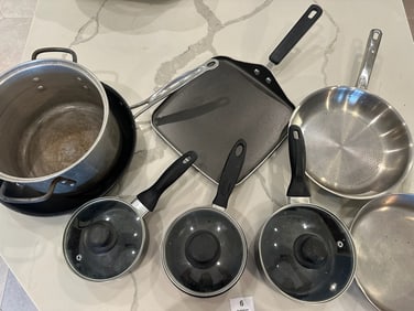 Collection of mixed cookware including: