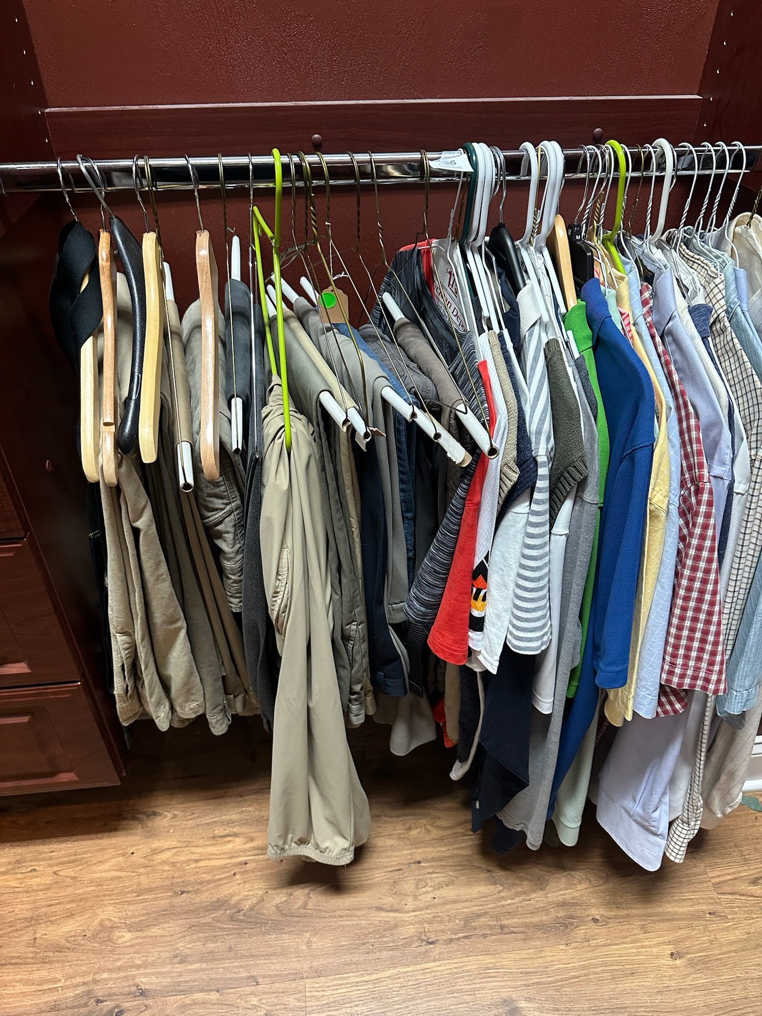 Men’s Clothing Assortment (Pants, Polos & Dress Shirts): A large mixed collection of men’s clothing, including casual, business, and golf wear. Brands spotted include:Polos & Casual Shirts: J. Crew, PGA Tour, Vineyard Vines, and moreDress Shirts: Van Heus