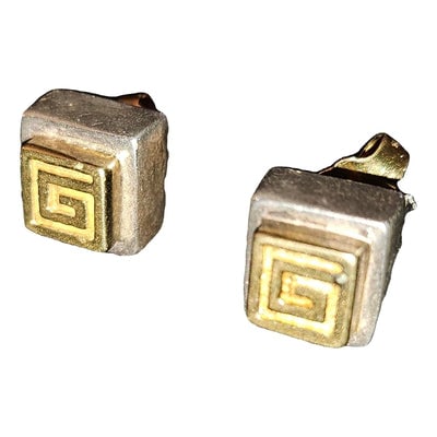 18K yellow gold & sterling Givenchy earrings: DescriptionFor sale is a pair of Givenchy earrings, in 18k gold and sterling, AMAZING, chunky and substantial 'G' link earrings! A look from the past that is just as stylish today! The earrings are be