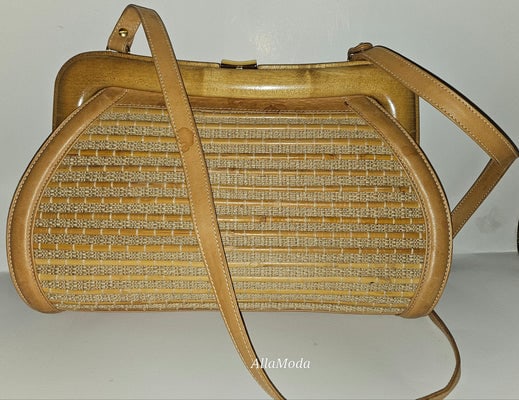 Elevate your style with the Gucci Rattan & Leather Two-Way Clamshell Purse, a perfect blend of (1 of 4)