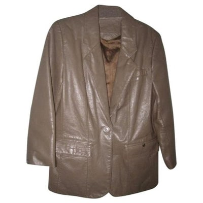 For sale is an Etienne Aigner, 1970's, one button, dark taupe, leather jacket in size 4P! It is a (1 of 4)