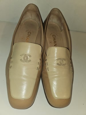 Chanel camel & ivory loafers with embroidered CC logo in size 38: For sale is a pair of iconic Chanel camel and ivory loafers with embroidered CC logo in size 38. These are the perfect pair of slip-ons when you want something a little dressier than flats.These timel