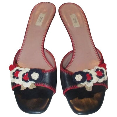 Prada navy & red leather kitten heels w crochet floral accents: For sale is a pair of Prada mules, size 39 EU/9 US, in dark navy and red leather with red, ivory, blue, and beige crochet floral embellishments and 2" kitten heels! These unique shoes from Prada creat