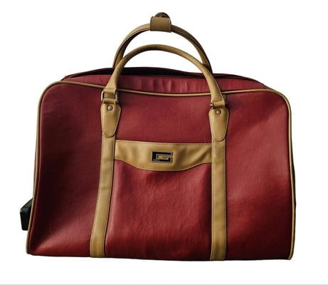 Gucci Tom Ford Red Leather Weekender Carry-on Roller bag: For sale is a Gucci Tom Ford textured, Re with tan tonal leather piping and trim framing the travel bag. Weekender Carry-on Roller bagThis rare Gucci Tom Ford weekender is a vintage travel