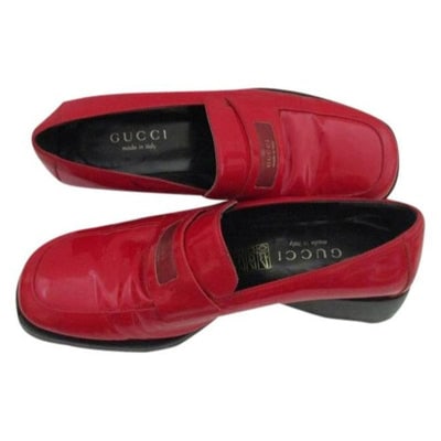 Gucci Purple Red Patent Leather Vintage Loafer Flats Size Eu: Chic, vintage apple red patent leather loafers - to make your fashion statement! 1-3/4 by 1/2 inch logo tab and signature black insoles. Surface areas may improve with professional care/ cleaning. Ins