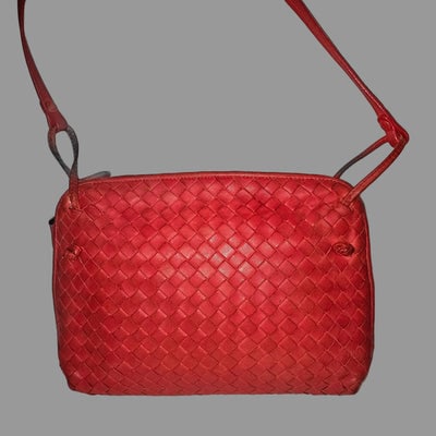 Bottega Veneta red woven intrecciato leather Nodini cross body bag: For sale is a high- end bohemian, vintage, RARE, Bottega Veneta Nodini style red woven intrecciato leather shoulder or cross body purse with a dual zip top, a thin leather shoulder strap with a buckle