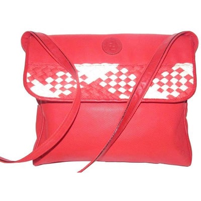 Fendi Sas Envelope Or Shoulder Purse Tomato Red Saffiano Leather And Woven Red And Ivory Jute Cross: For sale is an early Fendi S.A.S., tomato red saffiano leather and woven red and ivory jute, cross body or shoulder purse with an envelope top, snap closure, and unique, high end bohemian style! This 