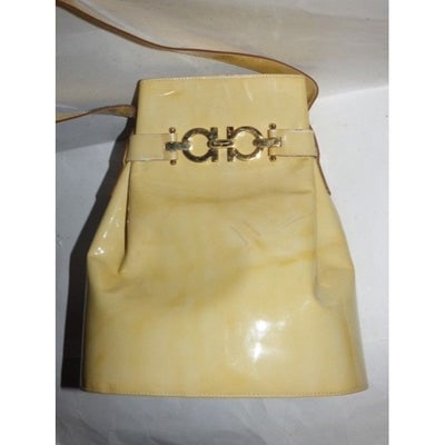 Salvatore Ferragamo Vintage Pursesdesigner Purses Pale Yellow Patent Leather Satchel: For sale is a vintage, designer, Salvatore Ferragamo, mod, butter yellow patent leather, satchel, bucket style bag, shoulder purse with a belted look top closure that has a large, bold gold Gancini st