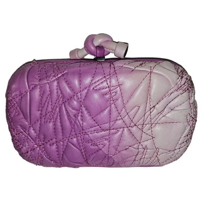 Bottega Veneta amazing purple ombre leather Knot style clutch w dust bag: Discover the allure of vintage luxury with this exceptional Bottega Veneta clutch, a true statement piece for discerning collectors. The captivating purple ombre leather finish showcases a