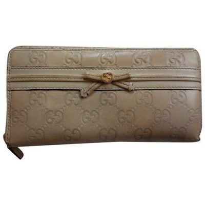 Gucci Grey Pink G Logo Print Xl Mayfair Zip Around Checkbook Size Wallet: For sale is a RARE, Gucci 'Mayfair' line, pinkish grey embossed large G logo print leather, XL, bi-fold, checkbook style wallet with a zip around closure, with an ivory, taupe, & gold bow accent, 