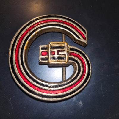 Gucci enamel belt buckle of a blue green & red belt in a large G: For sale is a Gucci enamel belt buckle of a blue green & red belt in the shape of a large G. If you look at the back, it seems like it could be a scarf ring, too. It would work well with so many b