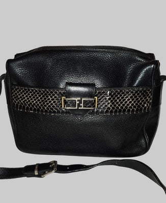 Fendi black leather & snakeskin cross body/messenger: For sale is a Fendi black leather & snakeskin cross body /messenger bag with an exterior front pocket and antique gold hardware. The Fendi cross body messenger bag featuries luxurious mixed