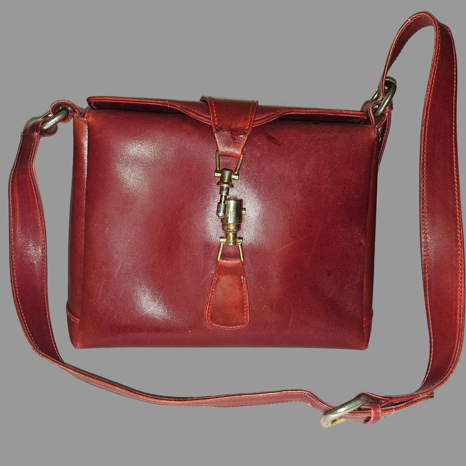 Gucci Jackie 1961 mod red leather boxy cross body or shoulder bag: For sale is a RARE, Gucci, Jackie mod, red leather, boxy, cross body or shoulder purse with bold gold tone accents, a flap strap closure at the center! This is a rare, early Jackie style, purse from G