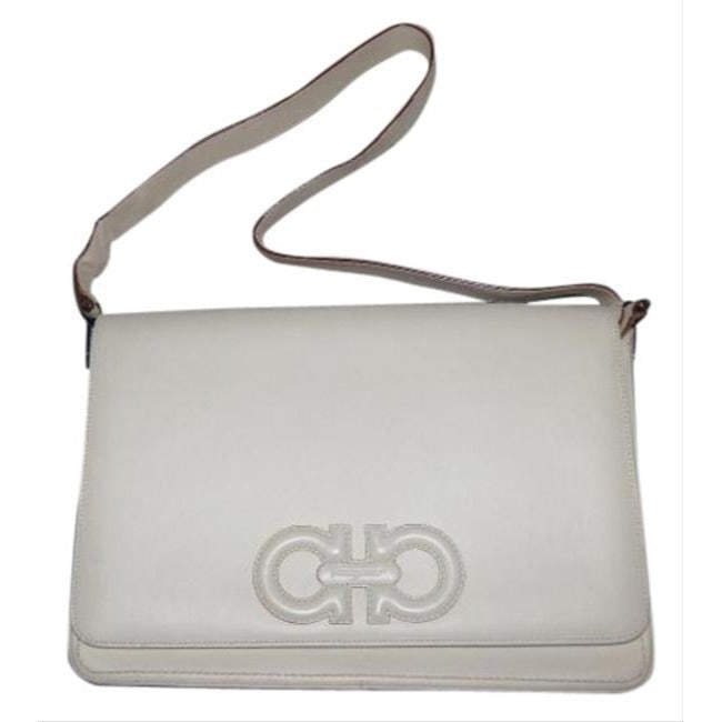 Salvatore Ferragamo Vintage Pursesdesigner Purses Ivory Leather Shoulder Bag: For sale is a vintage, designer, Salvatore Ferragamo, ivory leather, envelope top, shoulder bag with a dimensional Gancini accent at the center and wide strap! A gorgeous bag in amazing vintage condit