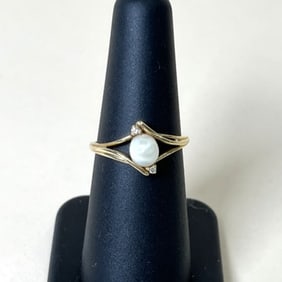 14k Yellow Gold Pearl Ring Flanked by 2 small diamonds Size 6.5