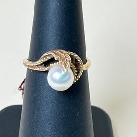 10k Yellow Gold Pearl Ring In leaf like setting Size  5.75