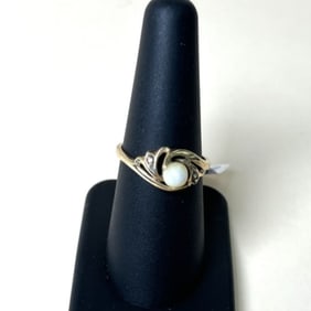10k Faux Pearl Yellow Gold Ring Size 8.25