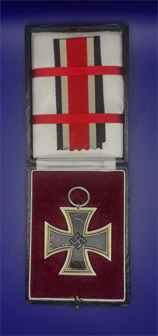 WW2 German Iron Cross: Dimensions: 3.5in x 2.5in x ¾ inReplica1813 (1939) medal with case