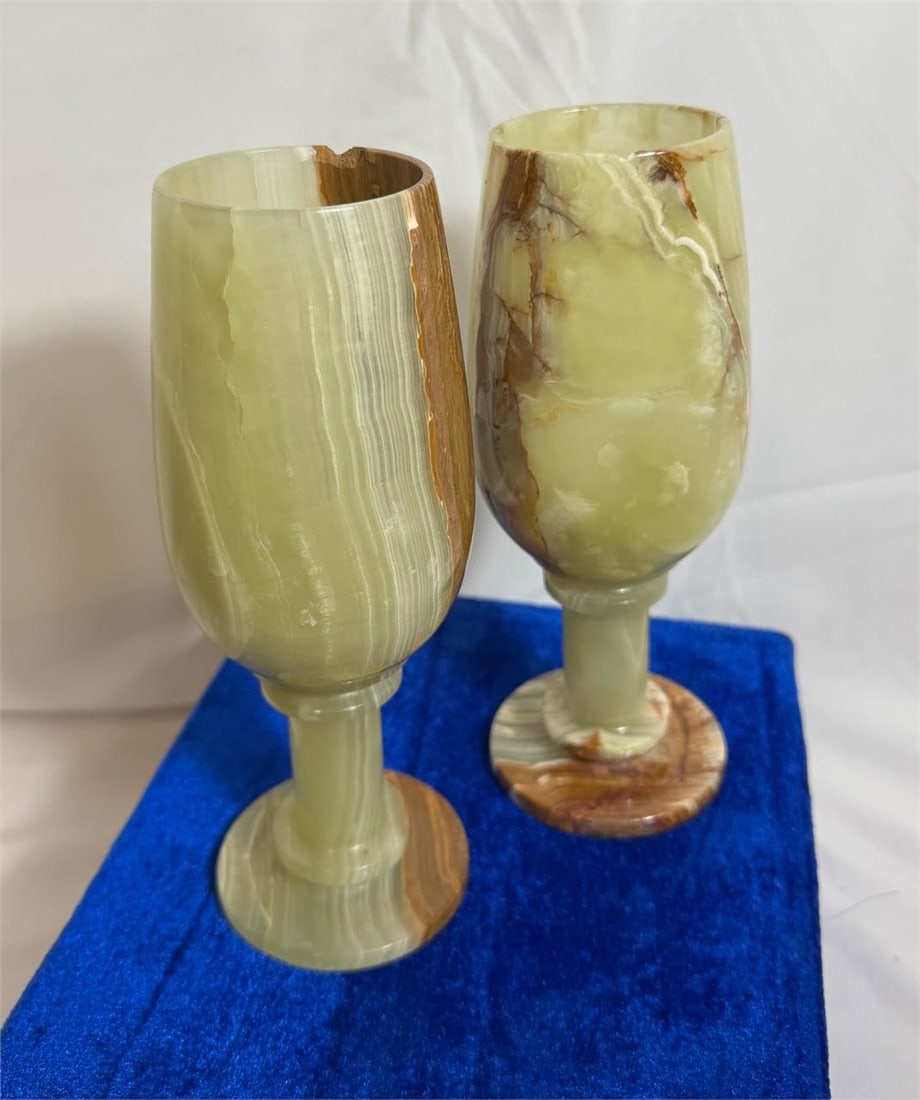 Onyx Wine Goblets: A pair of onyx wine goblets in a blue velvet box.Material: Genuine OnyxHeight of goblets: 8in.Box dimensions:3.5x8x9.5